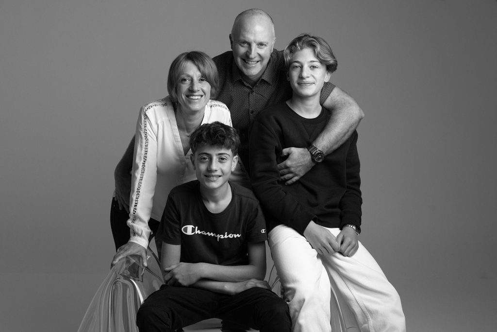Shooting famille en noir et blanc à Rodez.webp
