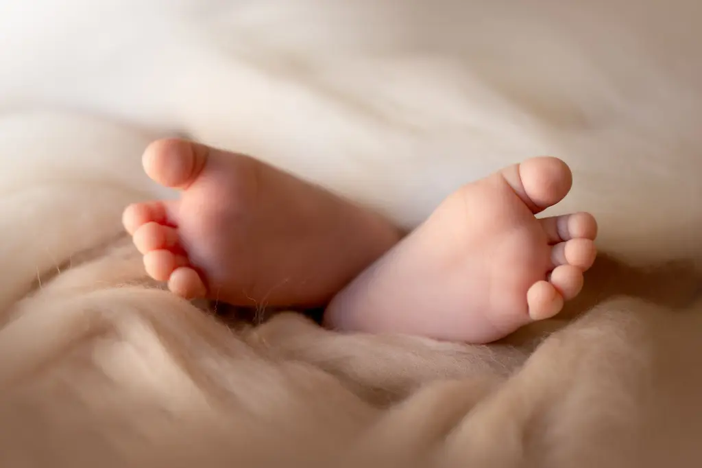 Photo de petit pied de bébé à Rodez.webp